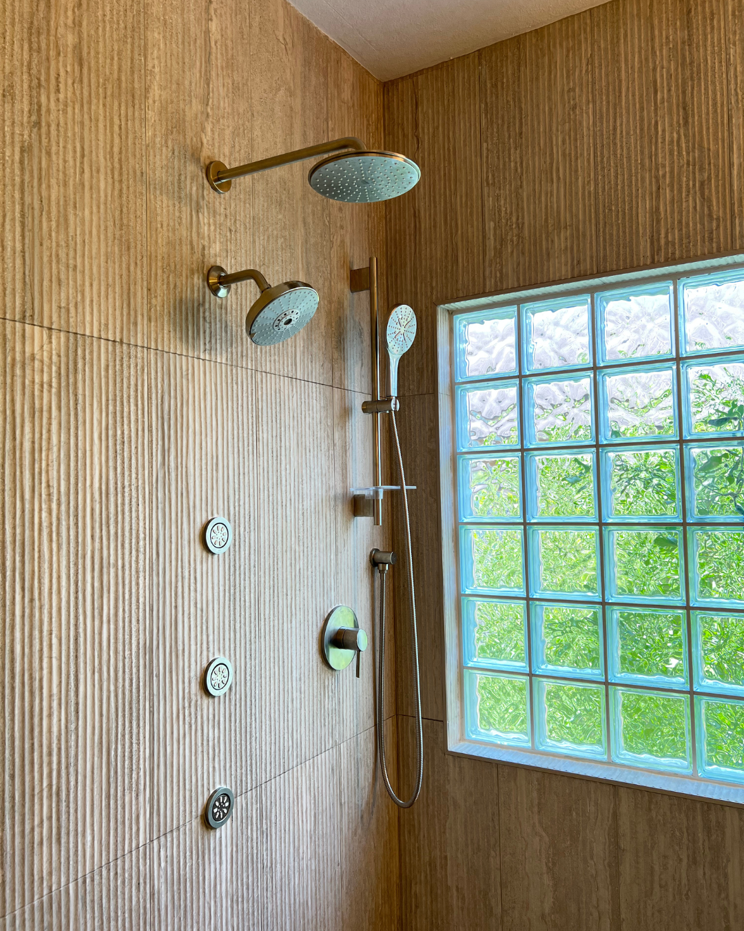 Novara shower with rain head, wall shower and handheld fixture